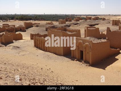 Impressione intorno al gabbanat el bagawat, un cimitero storico in Egitto Foto Stock