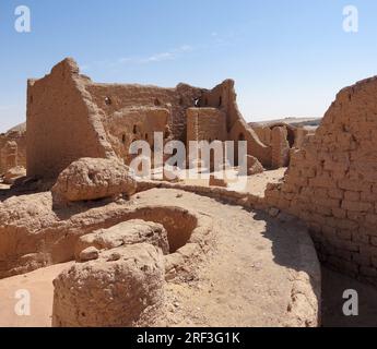 Impressione intorno al gabbanat el bagawat, un cimitero storico in Egitto Foto Stock