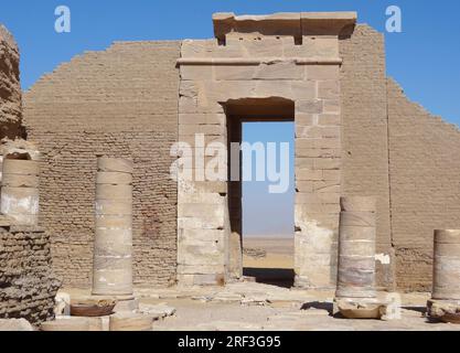 Rovine di Qasr Dusch, un sito archeologico in Kharga oasi in Egitto Foto Stock