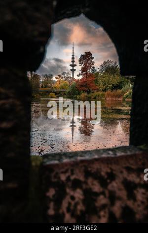 Le strade e i monumenti più rappresentativi di Amburgo: Un viaggio visivo attraverso il battito cardiaco e la storia della città Foto Stock