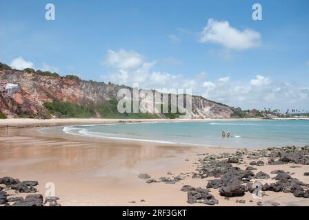 Vista sulla spiaggia di Tabatinga. Spiaggia Paradiso con scogliere e acqua pulita. Situato sulla costa del comune di Conde, nello stato di Paraíba. Foto Stock