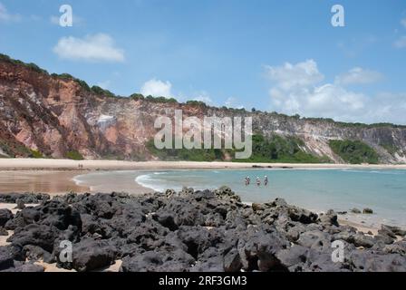 Vista sulla spiaggia di Tabatinga. Spiaggia Paradiso con scogliere e acqua pulita. Situato sulla costa del comune di Conde, nello stato di Paraíba. Foto Stock