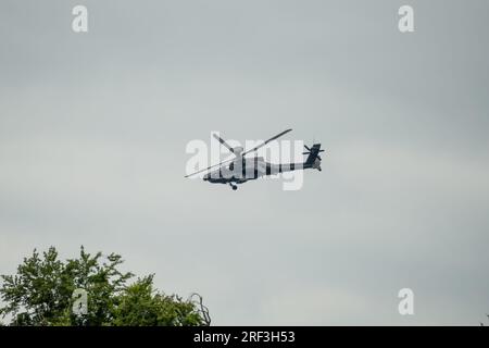 Primo piano dell'esercito britannico AH-64E Boeing Apache Attack Helicopter (ZM722 ArmyAir606) in volo a basso livello, Wiltshire UK Foto Stock