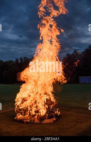 Carbone per riscaldamento antincendio in preparazione alla raccolta fondi Fire Walk del Katharine House Hospice, tenutasi a Banbury il 17 settembre 2021. Foto Stock