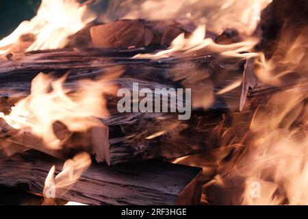 Carbone per riscaldamento antincendio in preparazione alla raccolta fondi Fire Walk del Katharine House Hospice, tenutasi a Banbury il 17 settembre 2021. Foto Stock