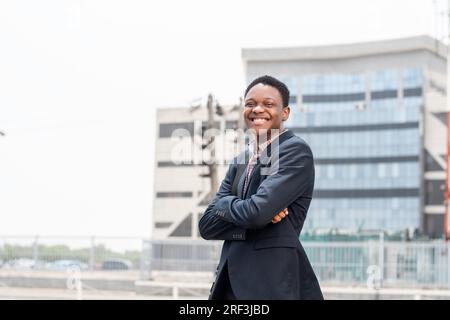 ritratto di un giovane uomo d'affari africano all'aperto Foto Stock