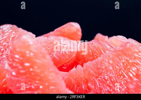 agrumi di alta qualità durante la cottura e altri tipi di piatti, pompelmo rosso acido e succoso, pompelmo da primo piano Foto Stock