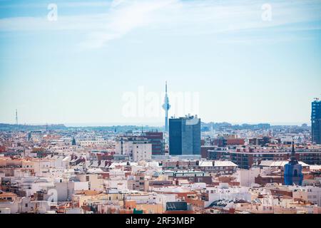 Panorama urbano di Madrid e Faro de Moncloa sullo sfondo Foto Stock