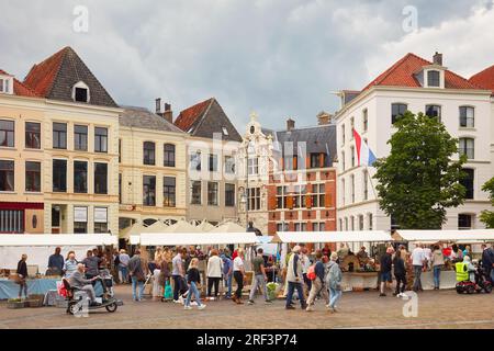 Deventer, Paesi Bassi - 30 luglio 2023: Mercato dell'antiquariato con gente nel centro olandese di Deventer, Paesi Bassi Foto Stock