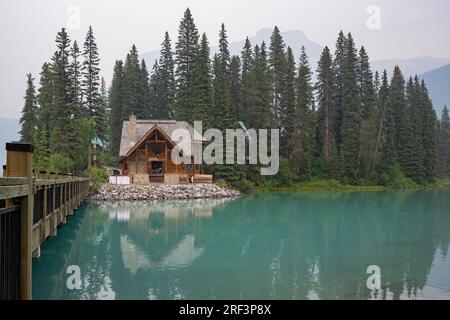 Il fumo dei numerosi incendi boschivi delle Montagne Rocciose lascia una nuvola di foschia intorno all'Emerald Lake Lodge, Yoho National Park, Canada Foto Stock