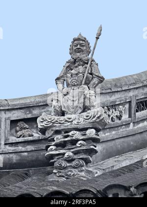 Dettagli architettonici tra cui una storica scultura in pietra presso il Tempio del Buddha di Giada a Shanghai (Cina) Foto Stock