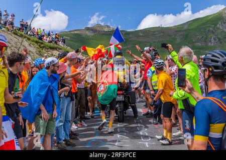 Col du Tourmalet, Francia - 06 luglio 2023: Gli appassionati di ciclismo aspettano il buch in cima al col du Tourmalet sui monti Pyerenees durante la tappa Foto Stock