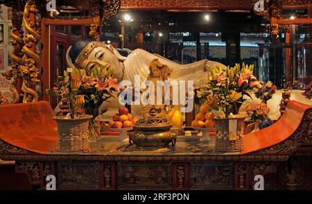 Antica statua reclinata Budda all'interno del Tempio del Buddha di Giada a Shanghai (Cina) Foto Stock
