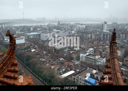 Vista della città di Wuhan in Cina. Alta angolazione presi dallo storico Yellow Crane Tower in misty ambiance Foto Stock