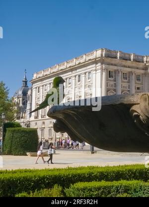 Sagoma di un pappagallo su una fontana in Plaza de Oriente, Piazza Est nel centro storico di Madrid, con la piazza reale a ovest e il te Foto Stock