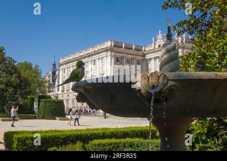 Sagoma di un pappagallo su una fontana in Plaza de Oriente, Piazza Est nel centro storico di Madrid, con la piazza reale a ovest e il te Foto Stock