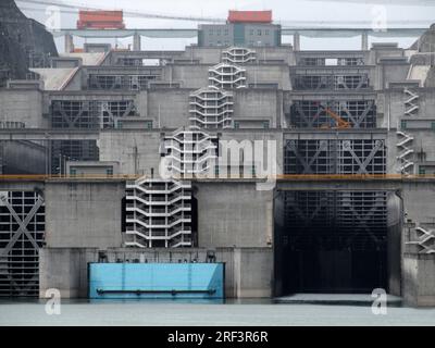 Scenario di nebbia che mostra la Diga delle Tre Gole al Fiume Yangtze in Cina Foto Stock