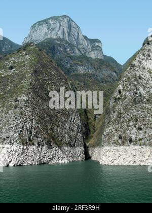 Sunny waterside paesaggio lungo il fiume Yangtze in Cina Foto Stock