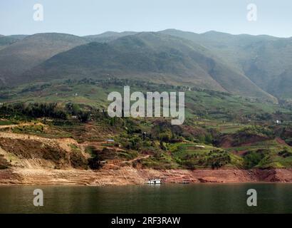 La nebbia paesaggio lungo il fiume Yangtze in Cina in serata Foto Stock