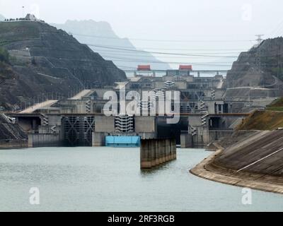 Scenario di nebbia a compresa la Diga delle Tre Gole al Fiume Yangtze in Cina Foto Stock