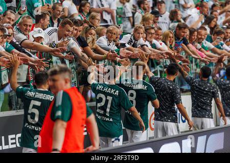 I giocatori di Legia festeggiano con i tifosi durante la partita PKO BP Ekstraklasa 2023/24 tra Legia Warszawa e LKS Lodz al Munic di Marshall Józef Piłsudski Foto Stock