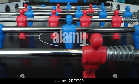 Tavolo da calcio o da calcio con statuetta in plastica. Mini gioco di calcio, famoso in passato e da collezionare per gli amanti del calcio a quattro zampe. PL Foto Stock