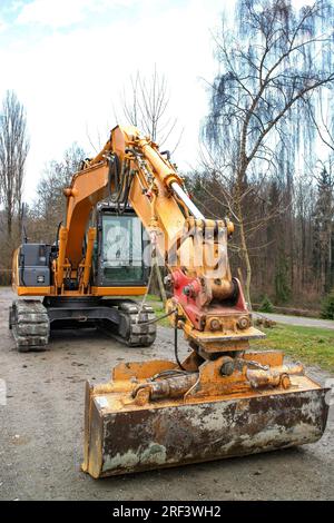 Un escavatore pesante che si trova in un cantiere edile Foto Stock