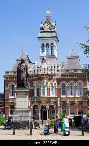 Grantham Lincolnshire statua di Isaac Newton e edificio municipale di Grantham Guildhall su St Peter's Hill Grantham Lincolnshire Inghilterra Regno Unito GB Europa Foto Stock