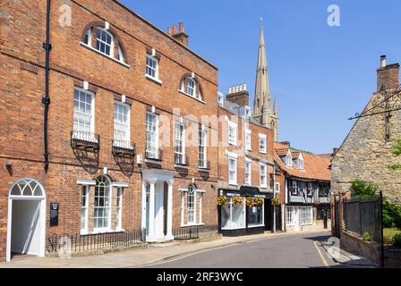 Grantham Vine Street Grantham con il pub Blue Pig e vista della guglia della chiesa di St Wulframs Grantham South Kesteven Lincolnshire Inghilterra UK GB Europa Foto Stock