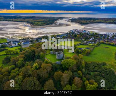 Volo aereo autunnale al castello di Dundrum guardando la baia di Dundrum, contea di Down, Irlanda del Nord Foto Stock