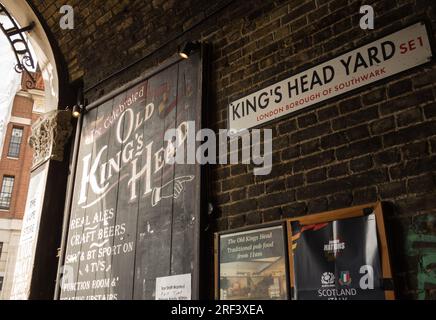 King's Head Yard Passageway, fuori Borough High Street, London Borough of Southwark, London, SE1, England, UK, Foto Stock