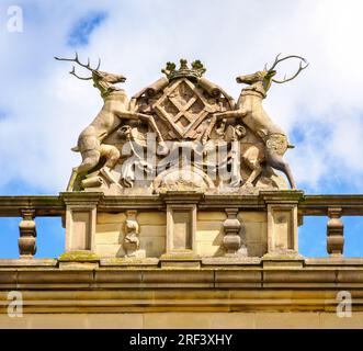 Il cappotto Hardwick di Arms è ambientato in pietra intagliata sul parapetto del tetto di Hardwick Hall nel Derbyshire nel Regno Unito Foto Stock