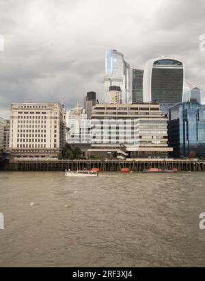 Lo skyline della città di Londra visto dal lato sud del Tamigi, Londra, Inghilterra, Regno Unito Foto Stock