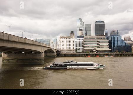 Lo skyline della città di Londra visto dal lato sud del Tamigi, Londra, Inghilterra, Regno Unito Foto Stock