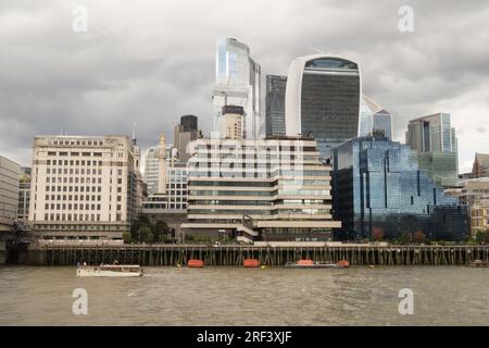 Lo skyline della città di Londra visto dal lato sud del Tamigi, Londra, Inghilterra, Regno Unito Foto Stock