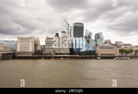 Lo skyline della città di Londra visto dal lato sud del Tamigi, Londra, Inghilterra, Regno Unito Foto Stock