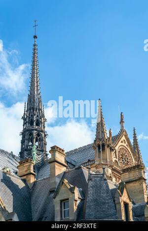 Francia, Parigi - 16 febbraio 2013. Vista parziale di Notre Dam de Paris con la guglia completamente distrutta dall'incendio del 15 aprile 2019 Foto Stock