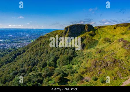 Cammina in cima a Cave Hill, con vista su Belfast, Irlanda del Nord Foto Stock
