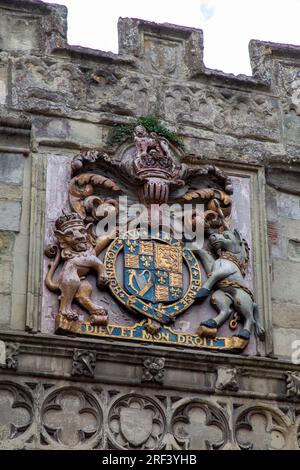 Il Leone e l'Unicorno - stemma reale del Regno Unito su High Street Gate, che conduce alla Cattedrale di Salisbury Foto Stock