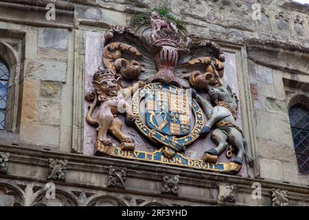 Il Leone e l'Unicorno - stemma reale del Regno Unito su High Street Gate, che conduce alla Cattedrale di Salisbury Foto Stock
