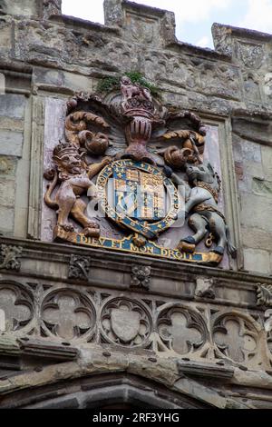 Il Leone e l'Unicorno - stemma reale del Regno Unito su High Street Gate, che conduce alla Cattedrale di Salisbury Foto Stock