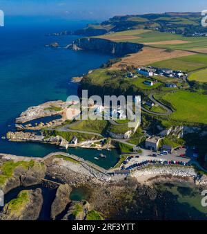 Il porto e la spiaggia di Ballintoy, località del Trono di Spade, contea di Antrim, Irlanda del Nord Foto Stock