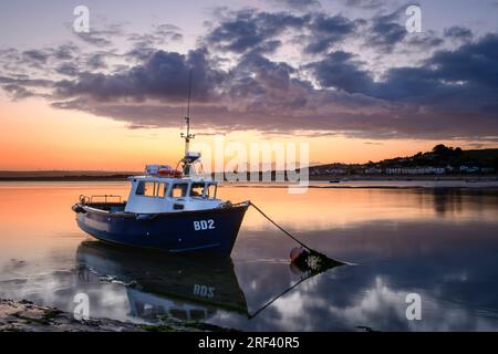 D'estate sorge il sole sui villaggi costieri del North Devon di Instow e Appledore mentre un cielo colorato dell'alba illumina la marea uscente sul fiume Torridge Foto Stock