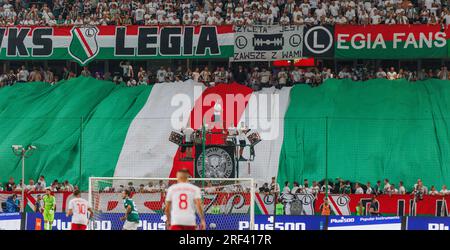 Tifosi durante la partita PKO BP Ekstraklasa 2023/24 tra Legia Warszawa e LKS Lodz allo Stadio municipale di Legia di Marshall Józef Piłsudski, Varsavia, P. Foto Stock