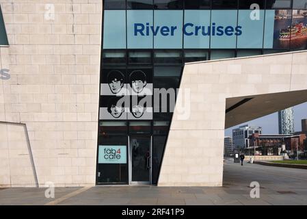 Ingresso al Fab 4 Cafe, collegato al Museo dei Beatles, nel modernista Pier Head Ferry Terminal Building (2009) sul lungomare Liverpool UK Foto Stock