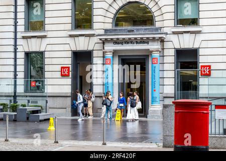 Studenti fuori dall'edificio Cheng Kin Hu della London School of Economics a Lincoln's Inn Fields, Holborn, Londra, Regno Unito Foto Stock