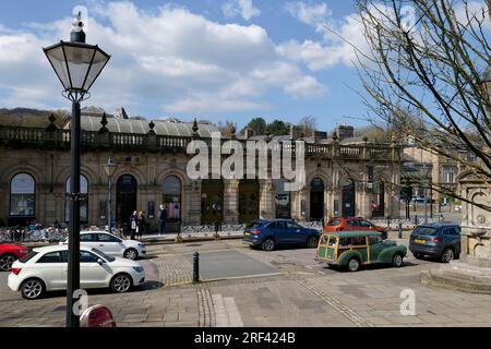 Il vecchio edificio Buxton Baths ospita ora il Cavendish Shopping Centre, Buxton, Borough of High Peak, Derbyshire, Inghilterra, Regno Unito Foto Stock