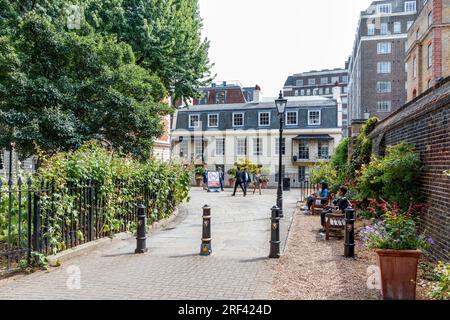 Persone sedute e passeggiate all'esterno del Gray's Inn Gardens a Holborn, Londra, Regno Unito Foto Stock