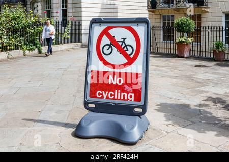 Un grande cartello che proibisce di andare in bicicletta in un'area pedonale all'esterno di Gray's Inn Gardens, Holborn, Londra, Regno Unito Foto Stock