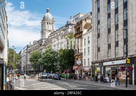 Guarda a est lungo High Holborn nel centro di Londra, Regno Unito, l'hotel Rosewood London nel centro Foto Stock